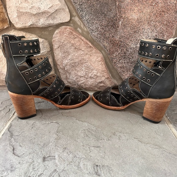 Freebird By Steven Blake Sandals / Boots. Block wooden heel.Leather upper - Picture 4 of 11